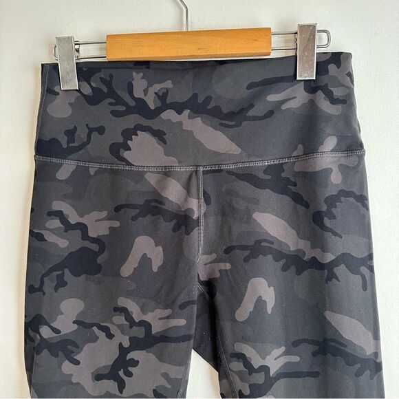Zyia Active Forest Camo Luxe Hi Rise Capri Leggings Size 6/8 - Picture 4 of 5